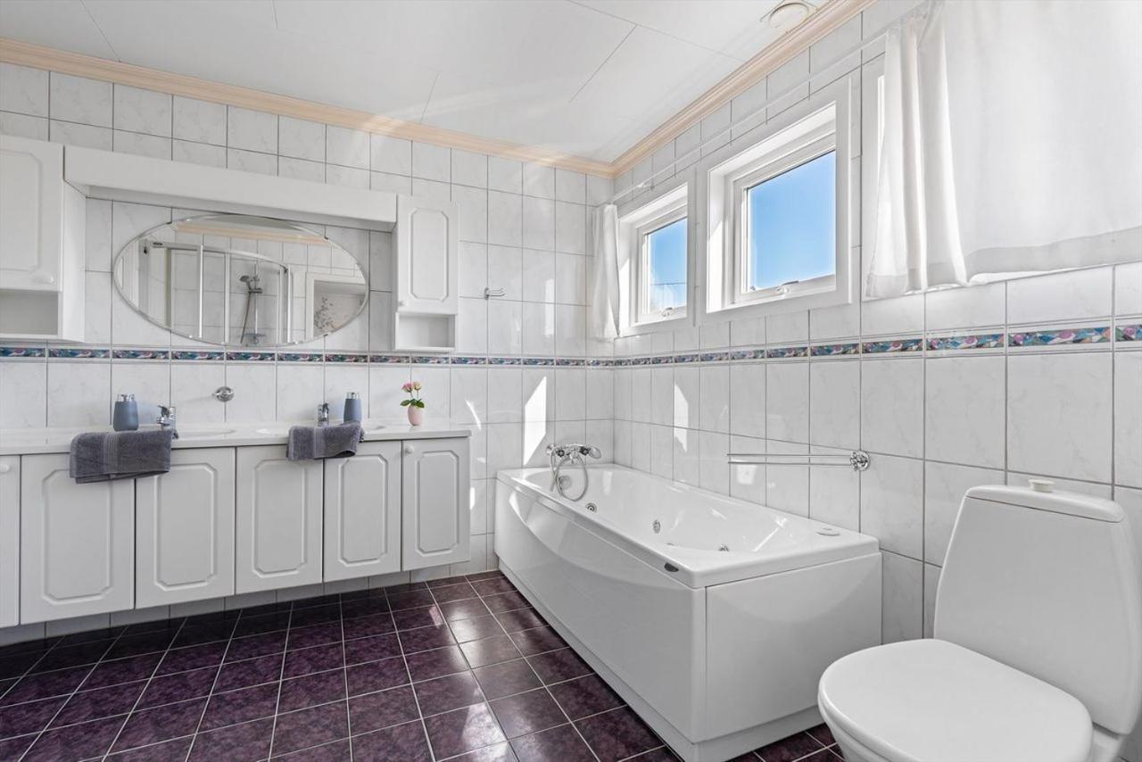 Large Home In Sola Tananger ภายนอก รูปภาพ